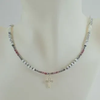 Naszyjnik ze srebra z rubinami i masą perłową - z krzyżykiem
